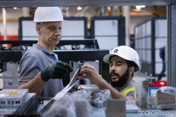 在匈牙利比奥托尔巴吉，员工在蔚来能源欧洲工厂工作。新华社资料图
